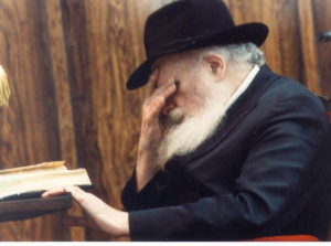 Rebbe saying Shema.jpg